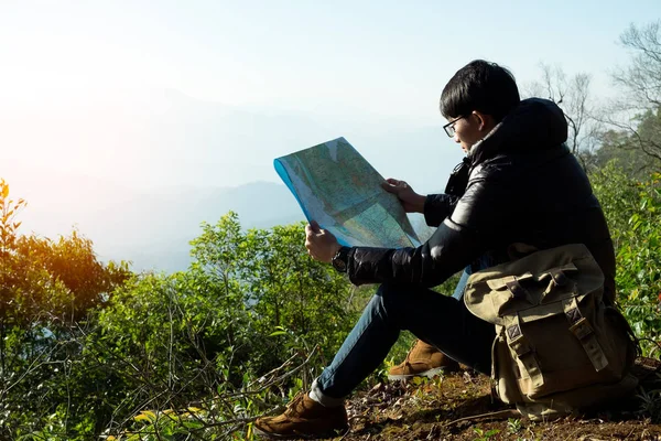 Joven Viajero Con Mapa Mochila Relajante Aire Libre Con Montañas — Foto de Stock