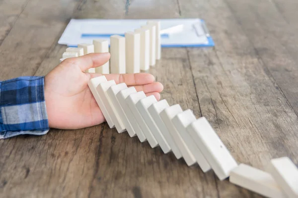 Effetto Domino Arresto Manuale Dei Blocchi Legno Concetto Business Responsabilità — Foto Stock