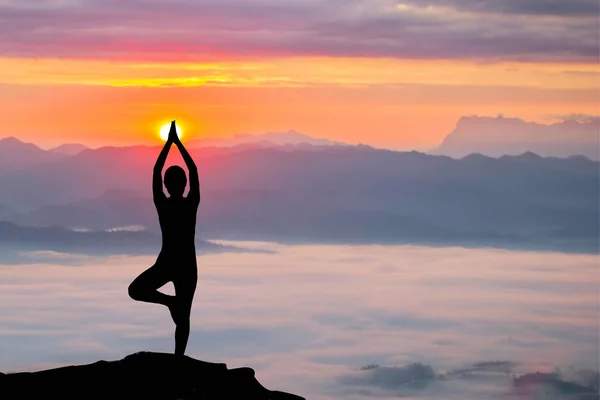 Silhouette Einer Frau Die Bei Sonnenaufgang Yoga Praktiziert — Stockfoto