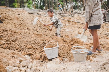 Küçük çocuklar emek çalışma kazmak ticari bina yapısı, çocuk işçiliği karşı dünya gün kavramı toprağa.