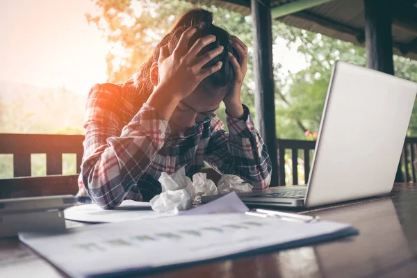 Sad Uitgeput Jonge Vrouw Met Weefsel Van Het Koude Lijden — Stockfoto