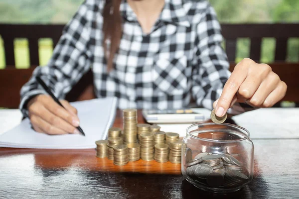 Menghemat Uang Tangan Perempuan Menempatkan Koin Dalam Botol Kaca — Stok Foto