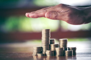 Tasarruf koruma, kadın el altın sikke yığını kapsayan yakın