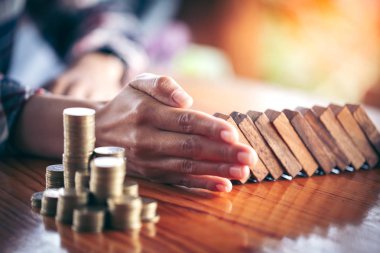 İşkadını riske finansal yatırım, yatırım ve bankacılık kavramı görüntü üzerinden domino etkisi durur.