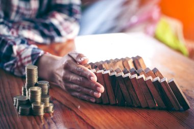 İşkadını riske finansal yatırım, yatırım ve bankacılık kavramı görüntü üzerinden domino etkisi durur.