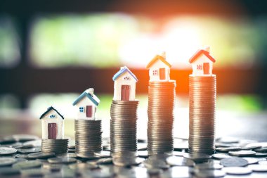 Tasarruf para sikke kavramı kaydetmek için dolu kavanoz ya da bir ev için yatırım.