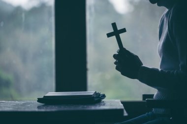 Din, inanç ve insanlar kavramı. Kadın dua isteyen için nimet Tanrı için daha iyi bir hayat var. kendisini affetmesi için ve iyilik inanıyorum. Hıristiyan yaşam kriz dua Tanrı'ya.