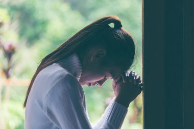 Din, inanç ve insanlar kavramı. Kadın dua isteyen için nimet Tanrı için daha iyi bir hayat var. kendisini affetmesi için ve iyilik inanıyorum. Hıristiyan yaşam kriz dua Tanrı'ya.