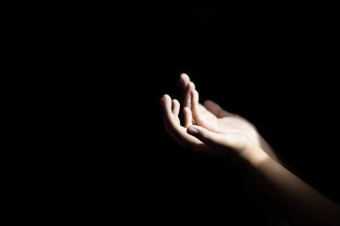 Dua ile Hıristiyan kadın tarafından Holy Bible eller dua Tanrı'ya inanıyorum. Tanrı nimet dileğiyle daha iyi yaşam olmak. için yalvarıyor affet ve iyilik inanıyorum. Hıristiyan yaşam kriz dua kilisede Tanrı için.
