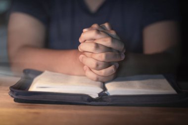 Kutsal İncil'in üzerine sabah dua kadın. Genç kadın el ile çapraz ve dua, elleri katlanmış dua Kutsal İncil'de inanç, maneviyat ve din için kilise kavramı üzerinde İncil.