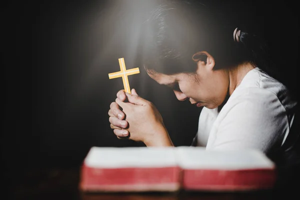 Imádkozott Kereszt Biblia Egy Sötét Fából Készült Asztal Fölé Kezében — Stock Fotó