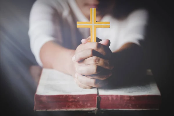 Ahşap Masa Üzerinde Bir Haç Ncil Karanlık Bir Dua Eller — Stok fotoğraf