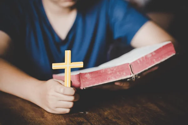 Modląc Się Piśmie Świętym Rano Kobietą Nastolatek Dziewczyny Strony Krzyża — Zdjęcie stockowe