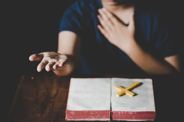 Mujer Rezando Sagrada Biblia Por Mañana Mujer Adolescente Mano Con — Foto de Stock