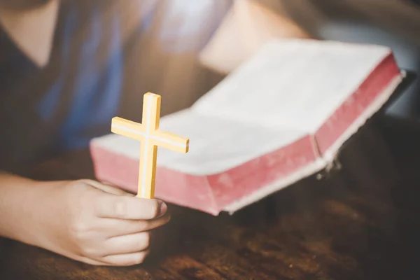 Frau Die Morgens Auf Der Heiligen Bibel Betet Teenager Hand — Stockfoto