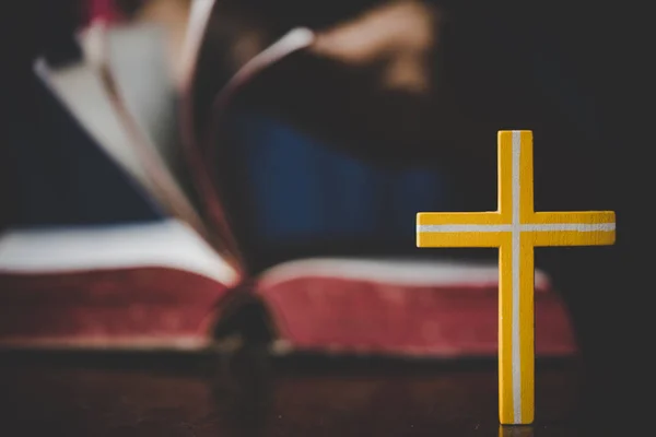 Zbliżenie Krzyż Otworzeniem Biblii Skrypt Rozmycie Krucyfiks Symbol Wiary — Zdjęcie stockowe