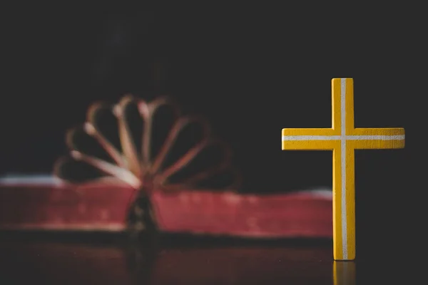 Detailní Záběr Kříž Tvarem Srdce Písma Svatého Dřevěný Stůl Křesťanské — Stock fotografie