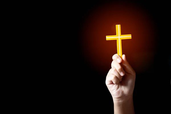 Menschliche Hand Hält Und Hebt Das Christliche Kreuz Mit Hellschwarzem — Stockfoto