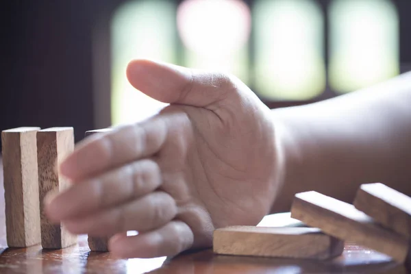 Uomo Affari Che Ferma Effetto Domino Con Dito Concetto Crisi — Foto Stock