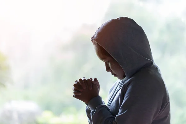 Mladá Dívka Modlí Písmo Svaté Ráno Žena Modlil Bohu Koncept — Stock fotografie