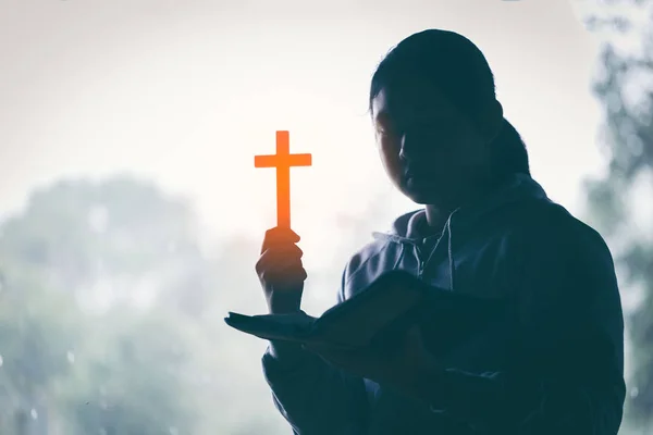 Donna Adolescente Mano Con Croce Bibbia Che Prega Mani Giunte — Foto Stock