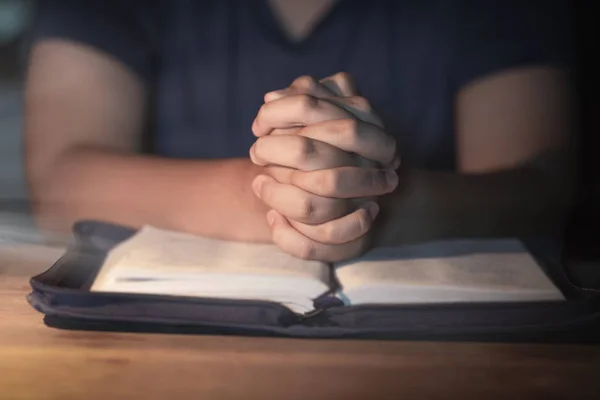 Mujer Rezando Sagrada Biblia Por Mañana Mujer Adolescente Mano Con — Foto de Stock