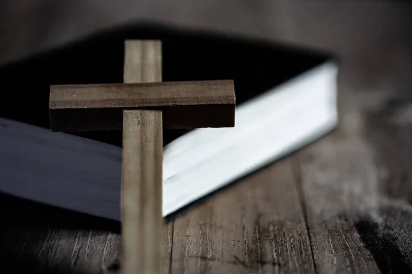 Közelről Kereszt Szent Biblia Fából Készült Asztal Keresztény Fogalma — Stock Fotó