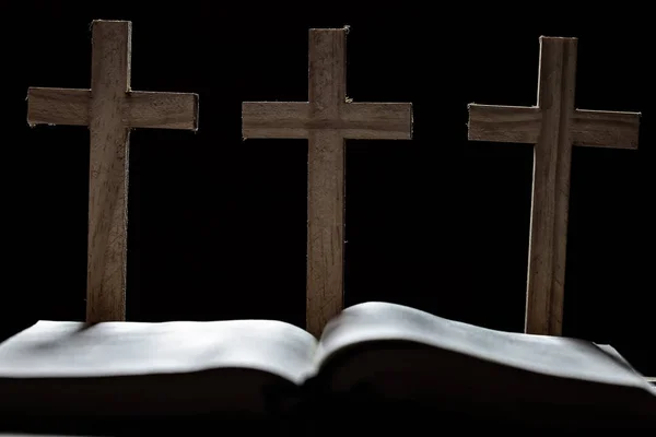 Tři Kříže Písmo Svaté Dřevěný Stůl Noci Křesťanské Pojetí — Stock fotografie