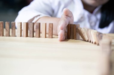 El domino etkisi kavramı iş ve hesap için ahşap blokların durdurma.
