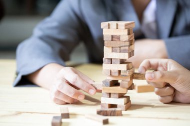 Görüntüleri el koyarak ve ahşap blok Kulesi, alternatif risk kavramı, plan ve strateji iş, Risk için yapmak iş büyüme kavramı ile ahşap bloklar çekerek iş adamları.