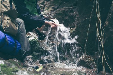 Genç hiker dağ dere su içme