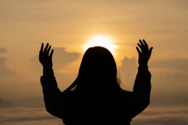 Güzel bir kız dua etmek için elini kaldırdı. Ve kendime söz verdim. Ve güneşin battığı. Tanrı'nın iyiliği için seni korusun.