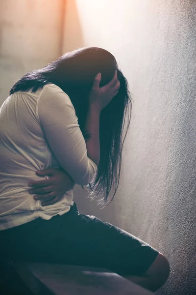 Donna Asiatica Triste Sola Seduta Vicino Vecchio Muro Cemento Fermare — Foto Stock