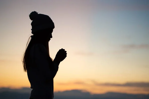 Silueta Mujer Rezando Sobre Hermoso Fondo Del Amanecer —  Fotos de Stock