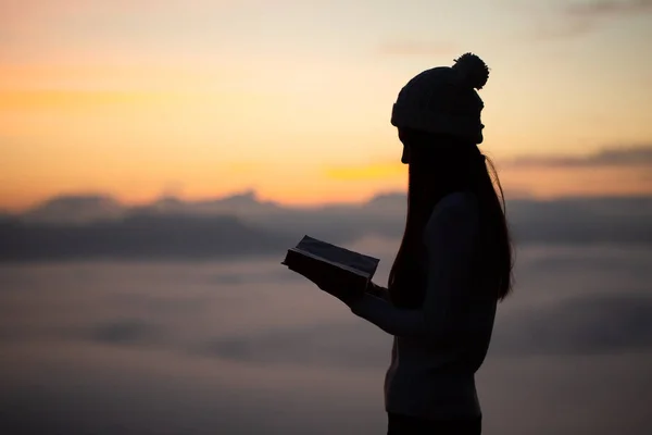 Женщина Молится Библией Против Летнего Восхода Солнца — стоковое фото