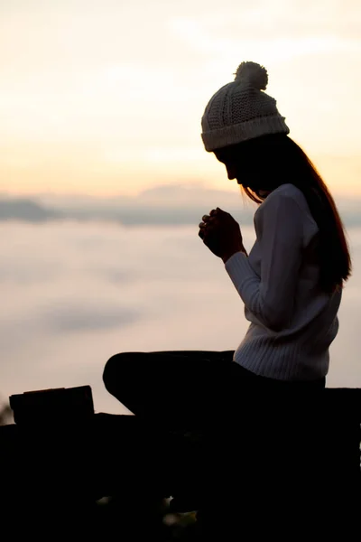 Silueta Manos Mujer Sosteniendo Cruz Madera Fondo Del Amanecer Crucifijo —  Fotos de Stock