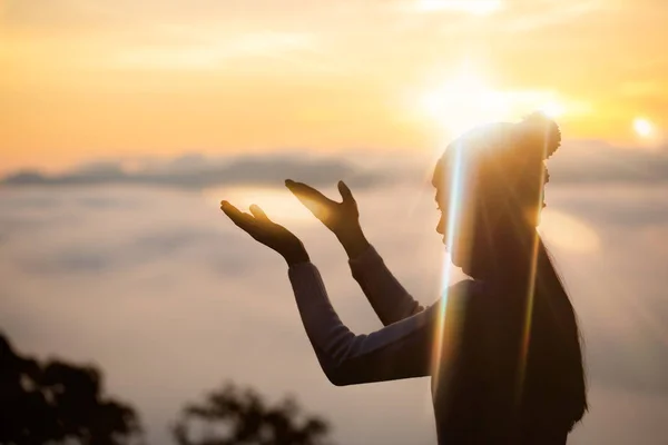 Silhouette Femme Priant Sur Beau Sur Fond Lever Soleil — Photo