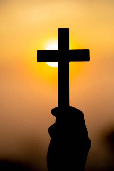 Silhueta Mulher Mãos Segurando Cruz Madeira Fundo Nascer Sol Crucifixo — Fotografia de Stock