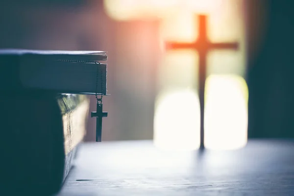 테이블에 거룩한 성경으로 십자가 기독교 — 스톡 사진