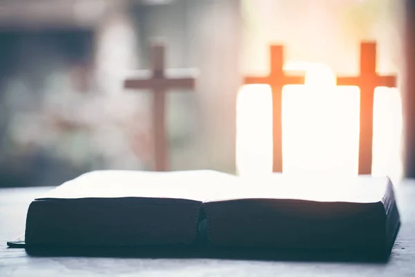 Feche Bíblia Sagrada Com Três Cruz Mesa Madeira Conceito Cristão — Fotografia de Stock