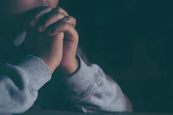 Giovane Adolescente Che Prega Con Mani Vicino Effetto Vintage Messa — Foto Stock