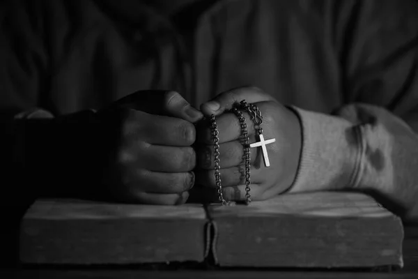 Adolescente Priant Sur Bible Sainte Femme Adolescente Main Avec Croix — Photo