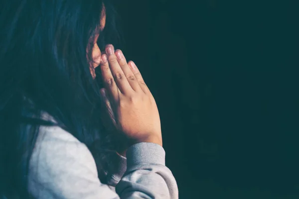 Teen Κορίτσι Χέρια Προσεύχεται Στο Θεό Την Αγία Γραφή Κορίτσι — Φωτογραφία Αρχείου