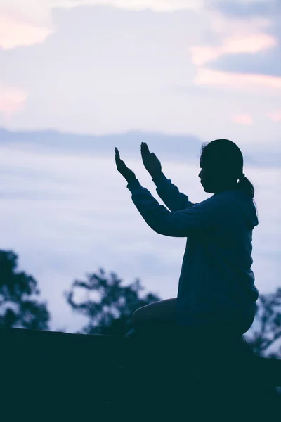 Silhouette Teen Girl Kneeling Praying Beautiful Sunrise Background — Stock Photo, Image