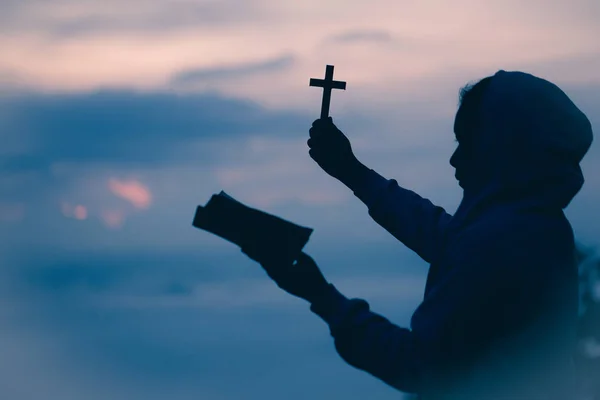 Silhouet Van Tiener Meisje Handen Met Houten Kruis Bijbel Sunrise — Stockfoto