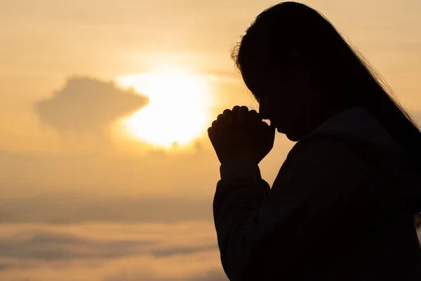 Silhouet Hand Meisje Bidden Bij Zonsondergang — Stockfoto