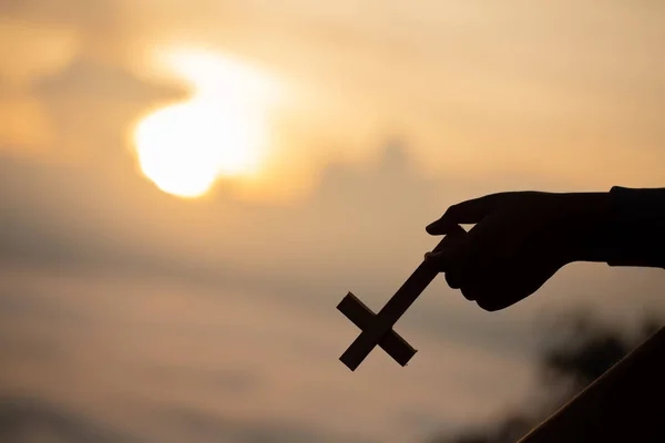 Sylwetka Rąk Trzymając Drewniany Krzyż Tle Wschodu Słońca Krzyż Symbol — Zdjęcie stockowe