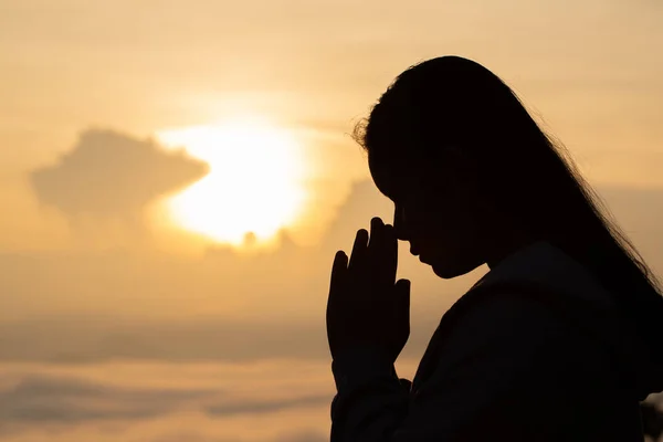 Sziluettjét Kézi Lány Imádkozott Naplemente — Stock Fotó