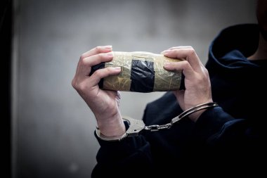 erkek uyuşturucu satıcısı elleri kelepçeli. Uyuşturucu ve suç ile mücadele.