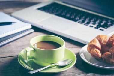 Kahve ve kruvasan kahvaltı işadamı ahşap ofis resepsiyon arka plan için metin için yer ile